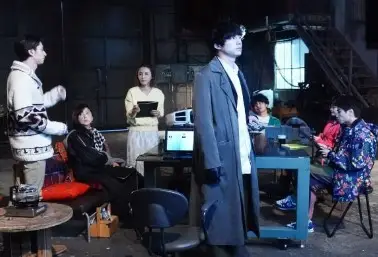 테츠야와-수술팀-동료들이-사무실에-있다