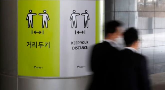 모든 방역 해제 검토...실내 마스크 외