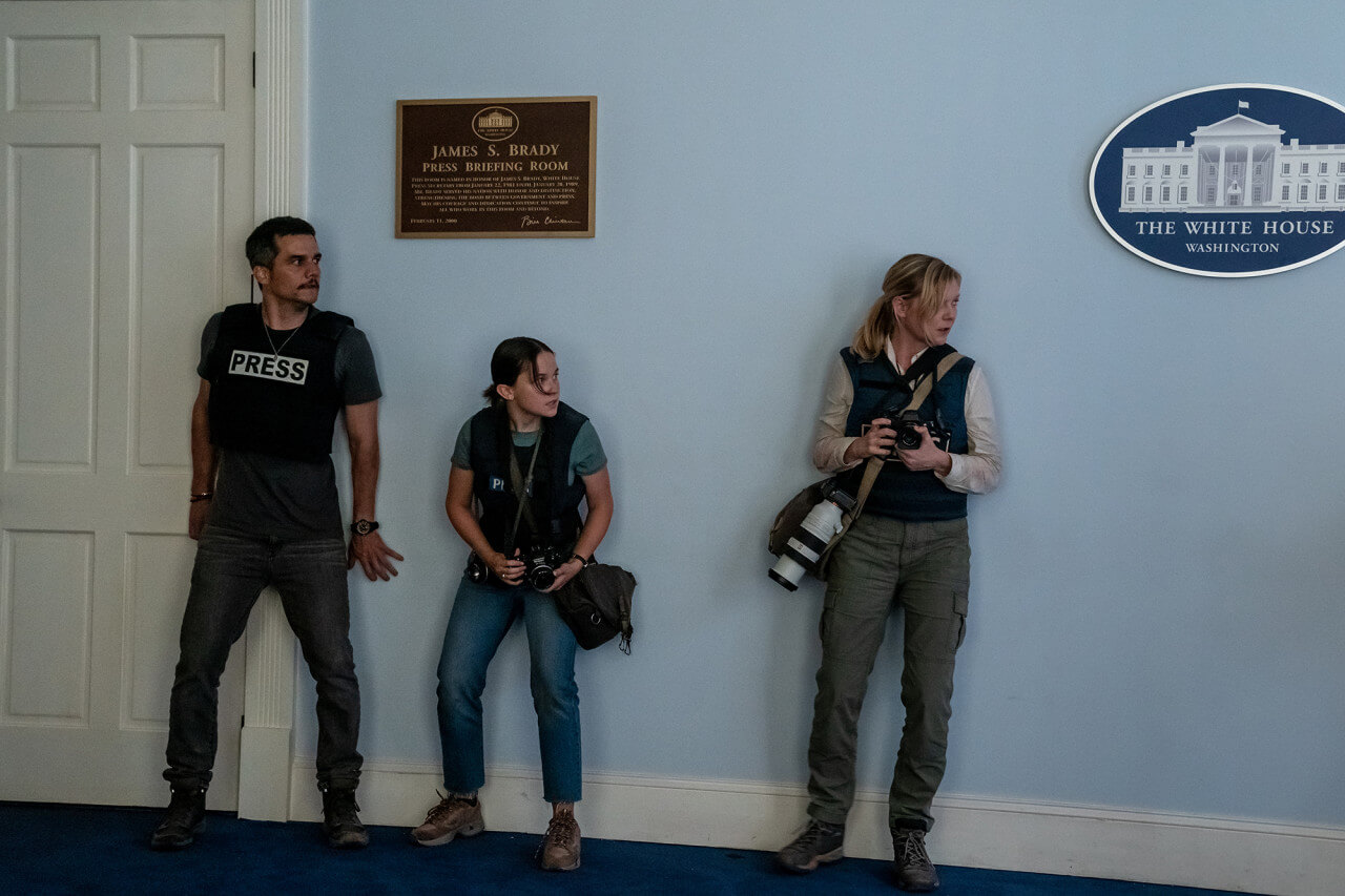 백악관으로 대통령을 취재하기 위해 잠입한 조엘과 제시 리