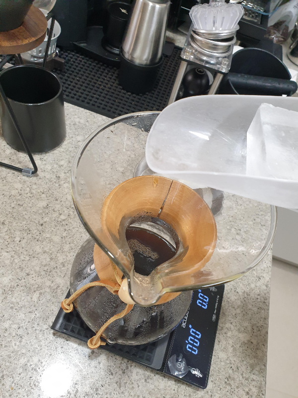 추출된 드리포트에 얼음을 넣고 있는 모습