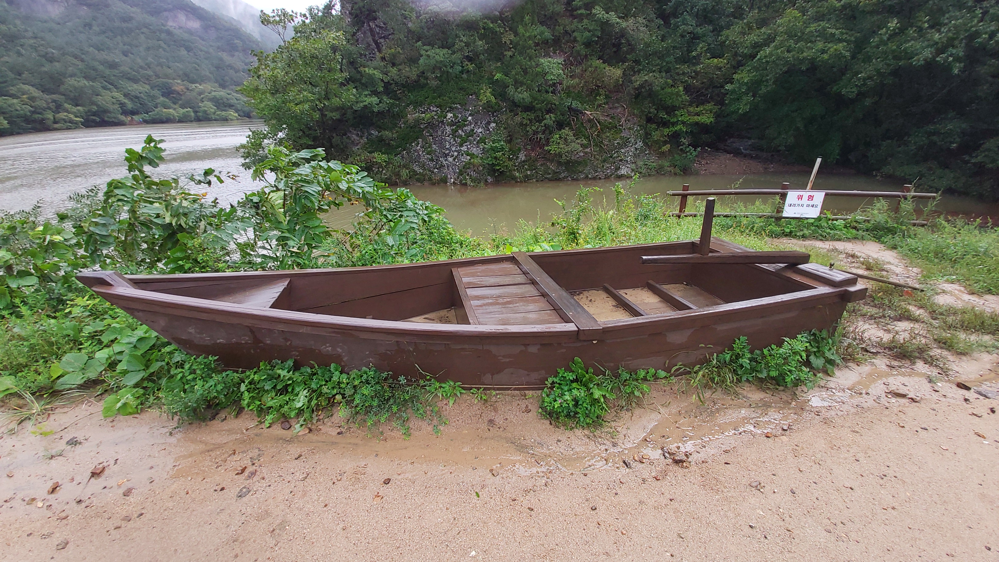 경북 청송군 주산지 나룻배