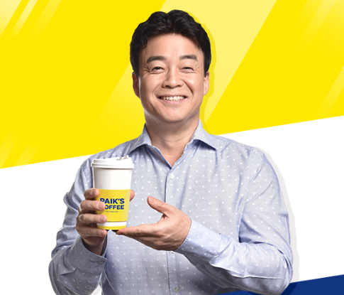 빽다방-커피를-들고-웃고있는-백종원대표