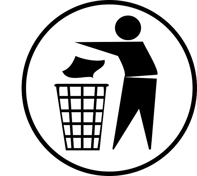 종이를쓰레기통에버리는사진