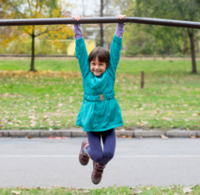 어린이 철봉 매달리기 이미지사진