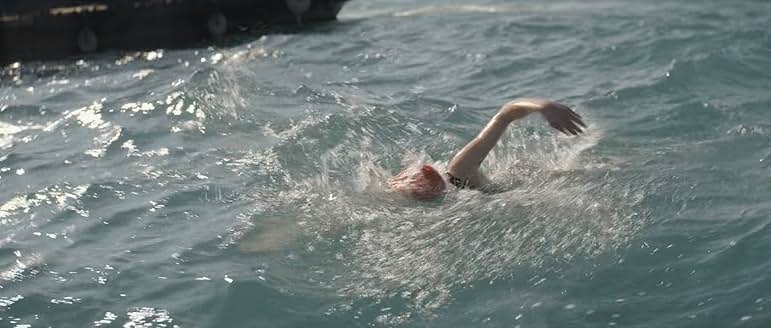 영국 해협을 횡단하며 바다 위를 힘차게 수영하는 트루디