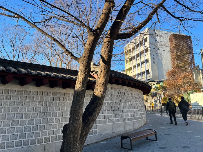 사직단 돌담길 지나줍니다