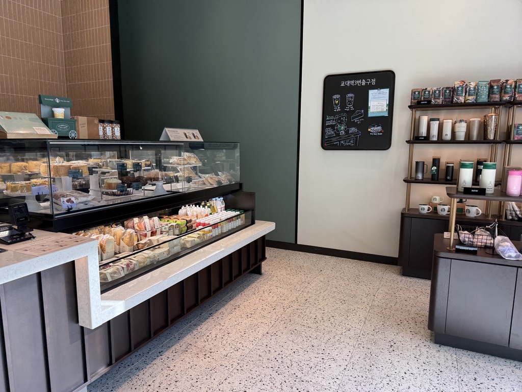 서울 교대역 3번출구 스타벅스 내부 전경