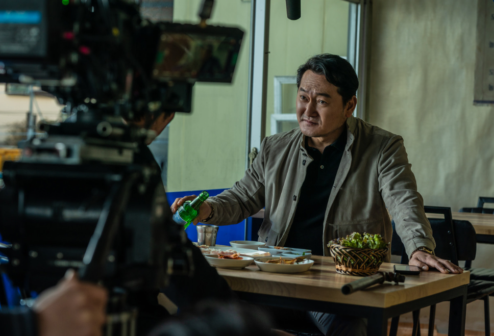 영화 브로큰 자신을 찾아온 민태에게 인사를 건네는 창모