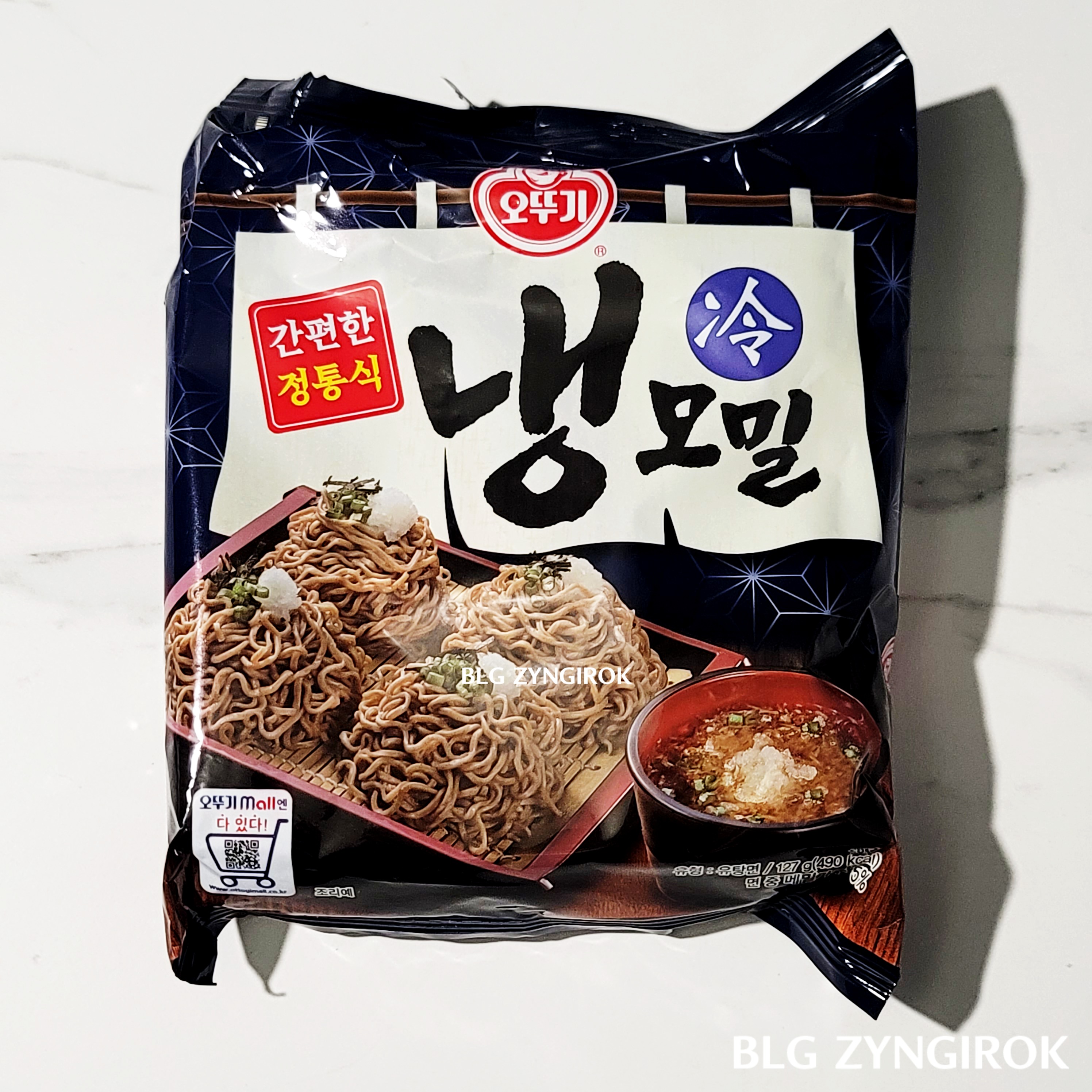 오뚜기 냉모밀이 테이블 위에 놓여있다.