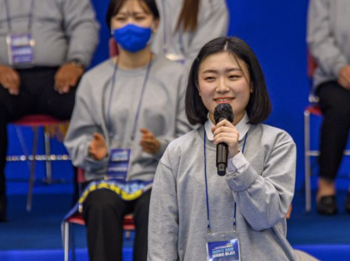 남진희양이 마이크를 들고 발표를 하고 있다.