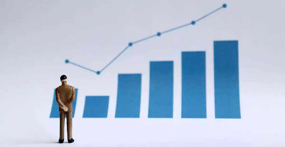 노후자금-증가하는-그래프-보는-남자