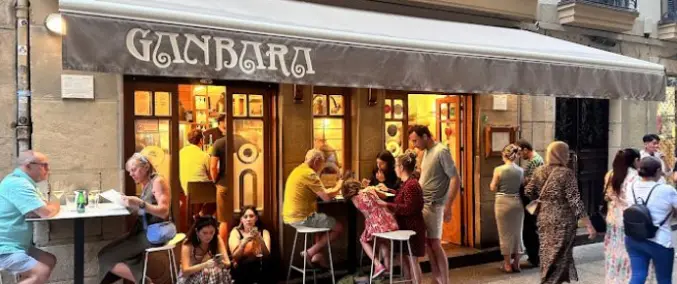 길거리에서-핀초포테를-즐기는-사람들