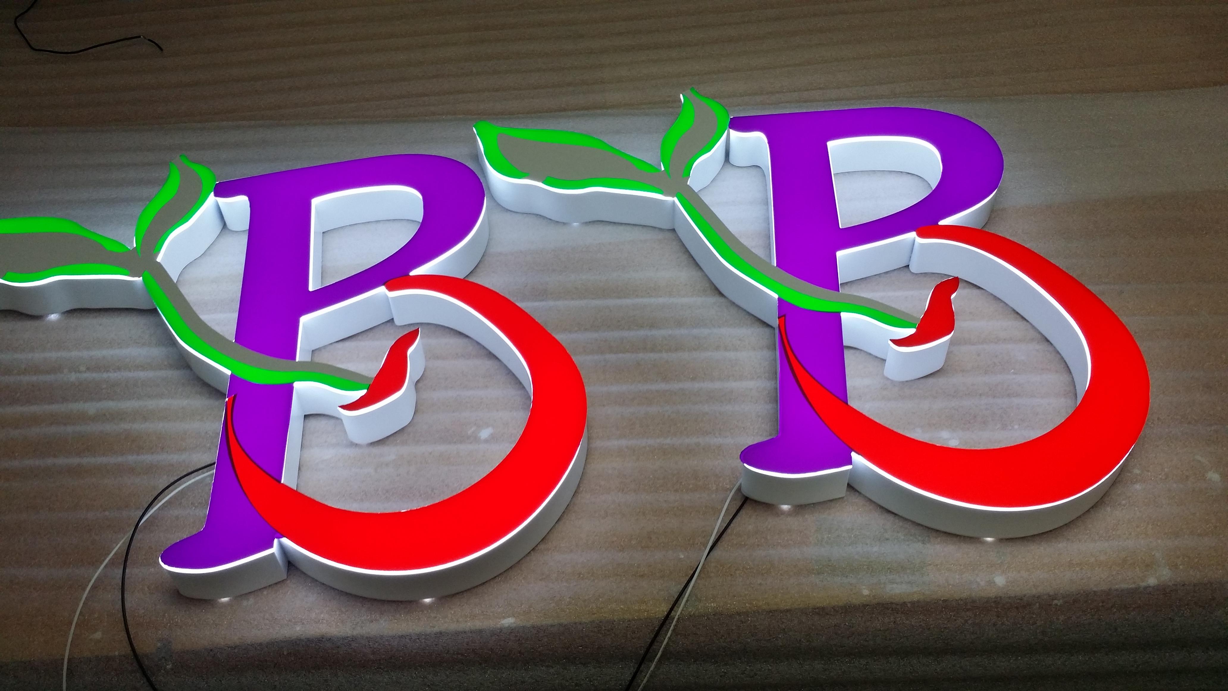 금속 갈바 프레임에 아크릴 조명판을 결합하여 제작하는 고단가 전광 채널 간판 제작 공정