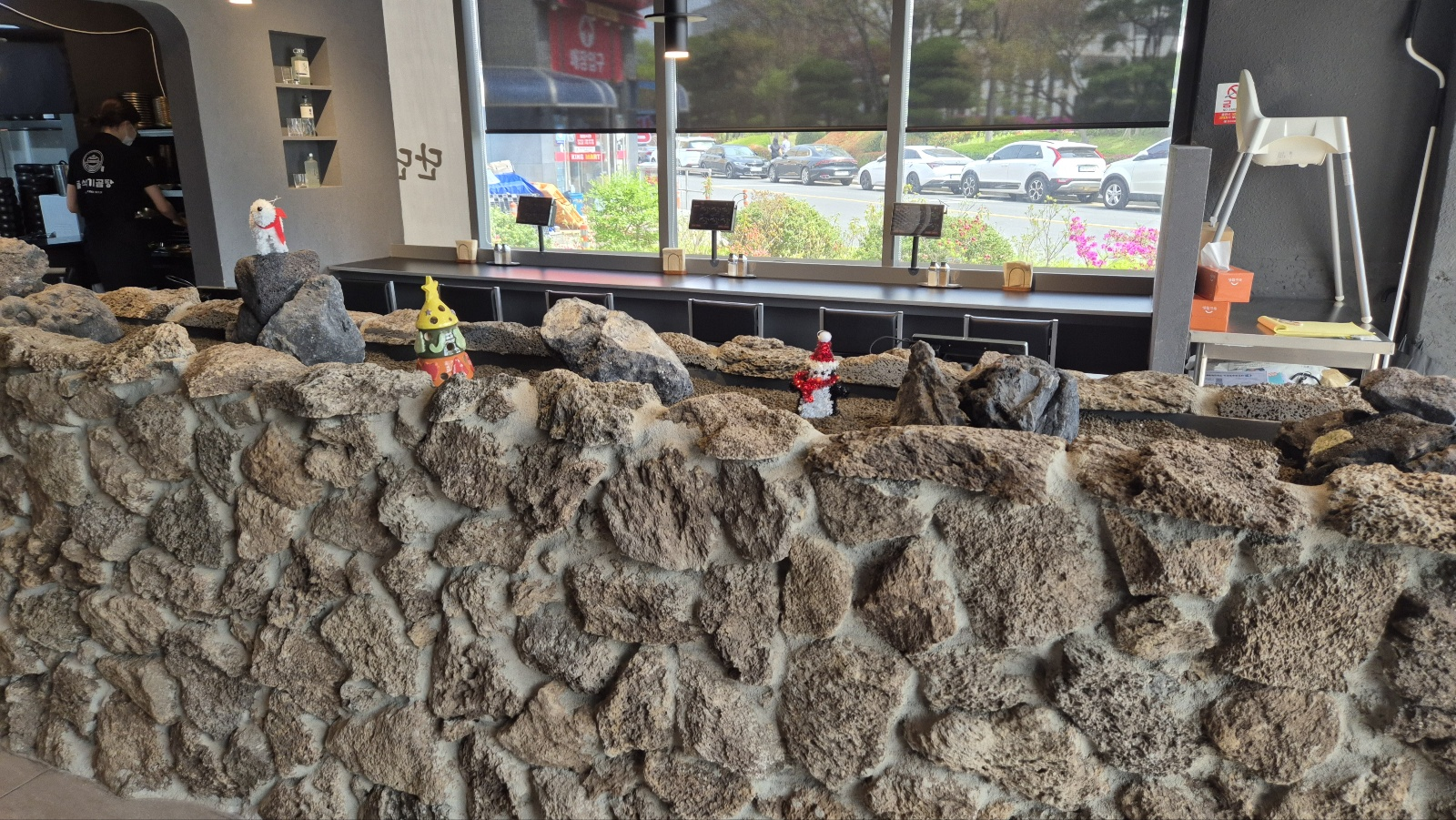 내부돌담과 창가 바테이블