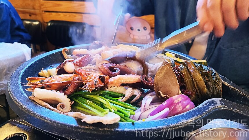 돌문어상회-돌문어삼합-자르기