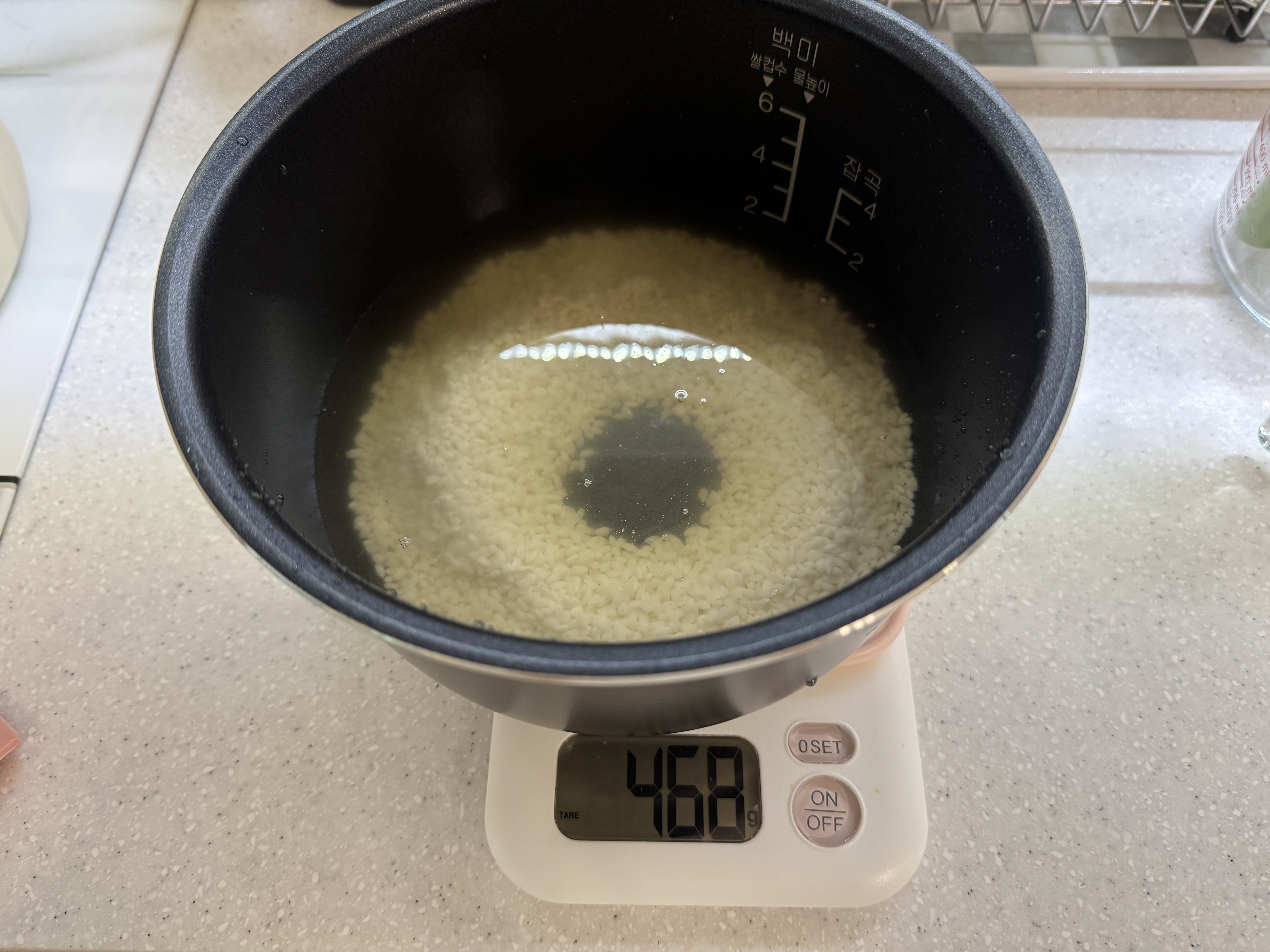 불린 쌀에 채수를 넣은 사진