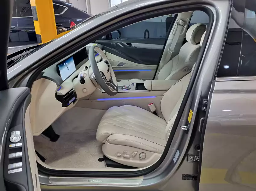 옆에서 본 2024 G80 2.5T 운전석입니다.