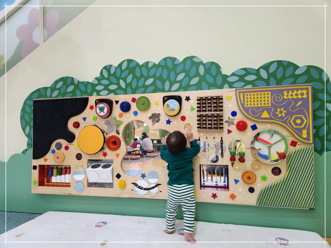 장난감도서관-놀이체험-소도구판-노는-아기