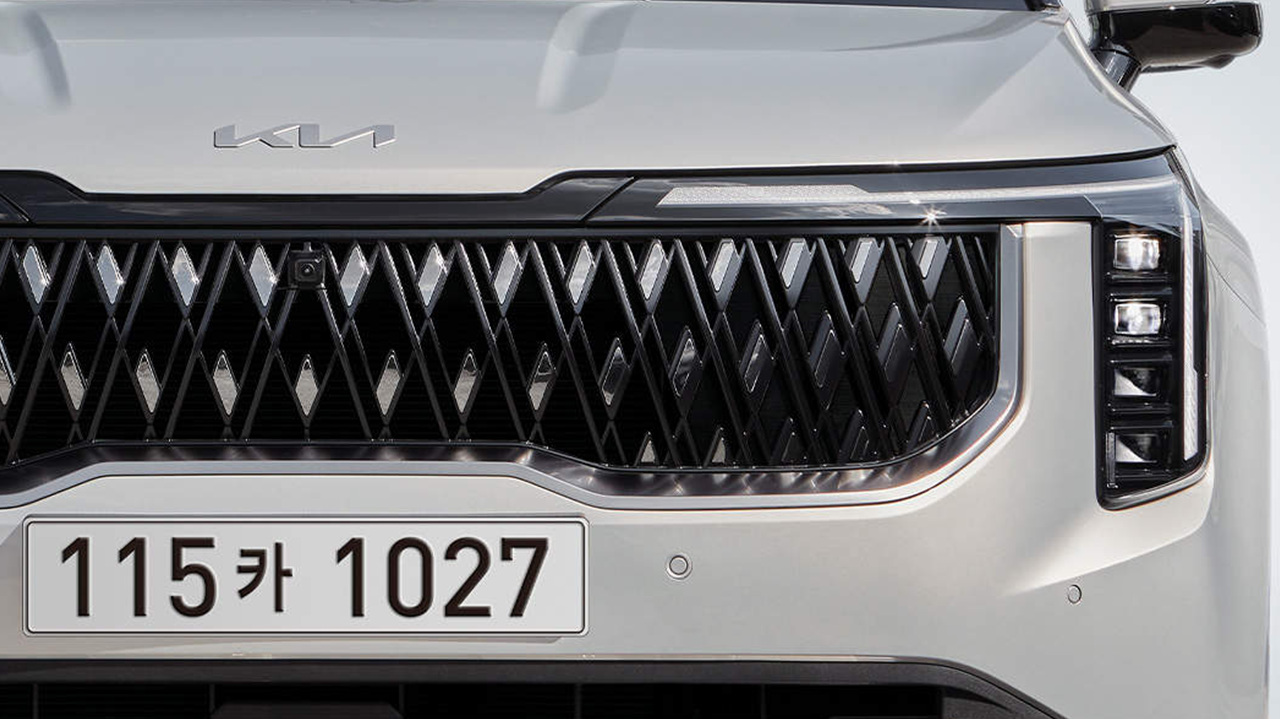 2024년형 기아 카니발 그릴과 헤드라이트