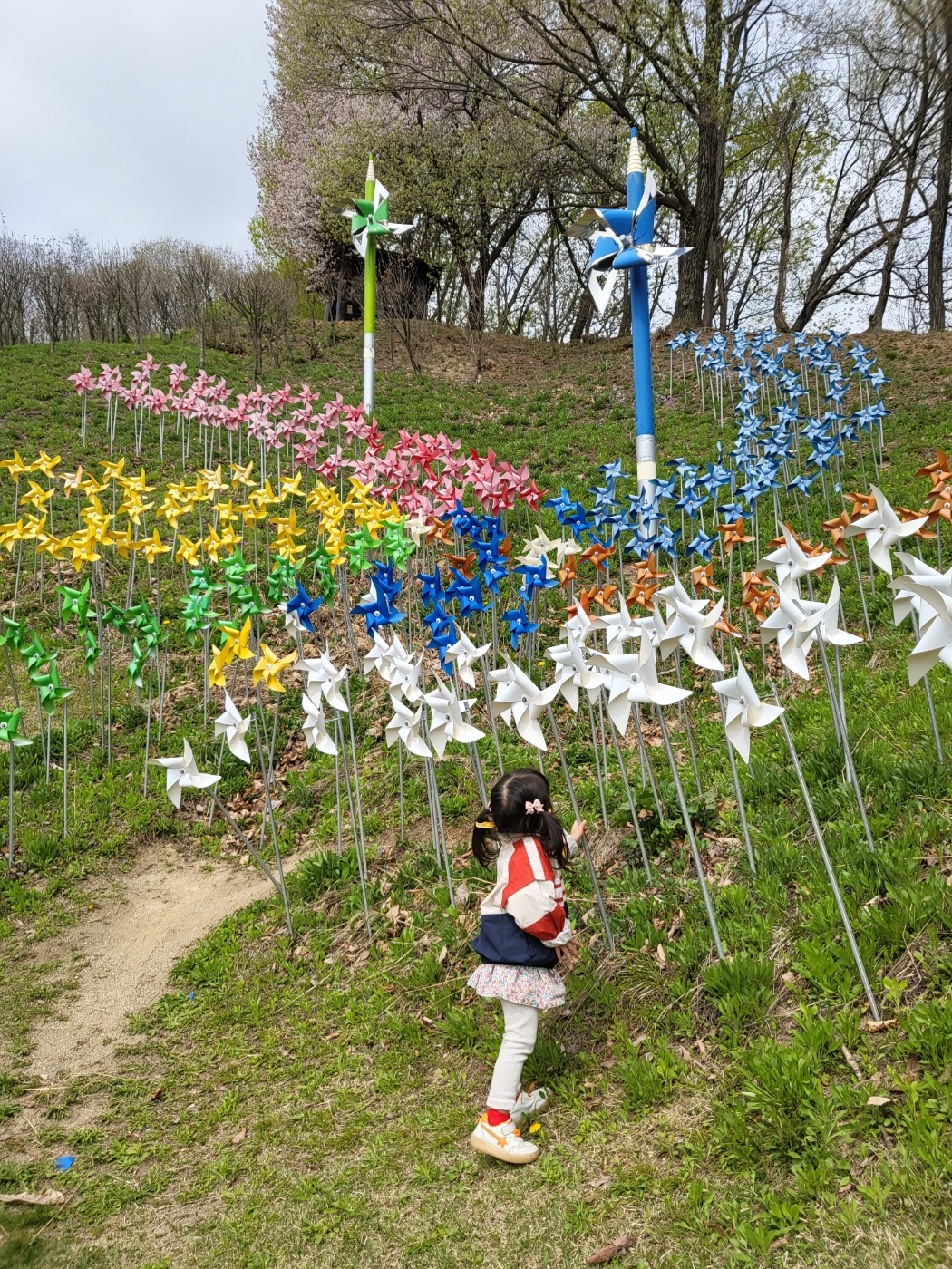 바람개비를 구경하는 아이