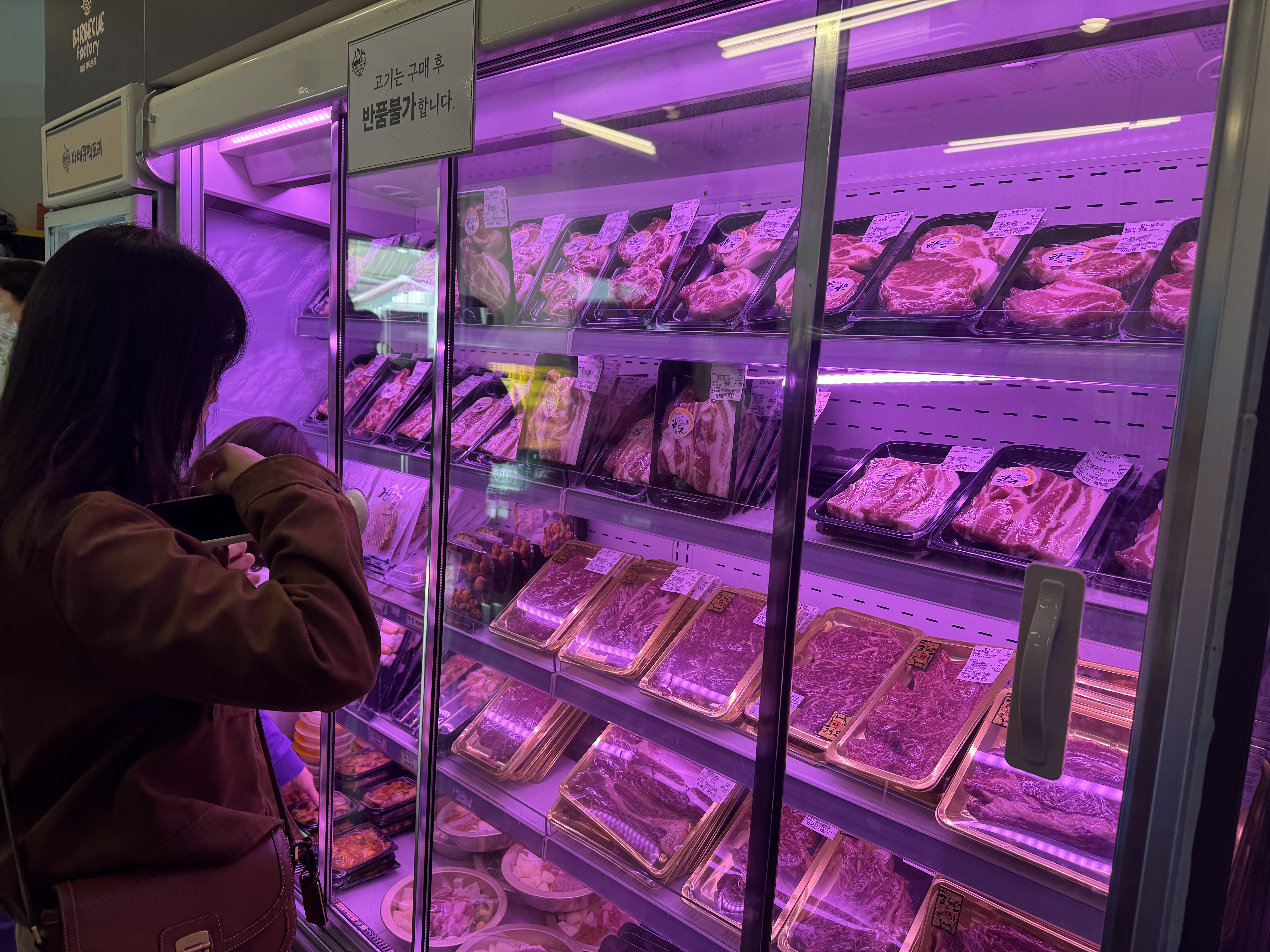 바베큐팩토리 감북점 매점 고기 코너&amp;#44; 돼지고기와 바베큐용 고기를 직접 고를 수 있는 셀프 바베큐장 매대 
