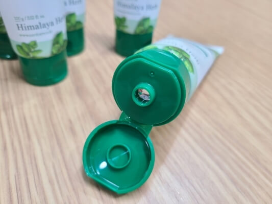 치약 뚜껑 오픈한 사진