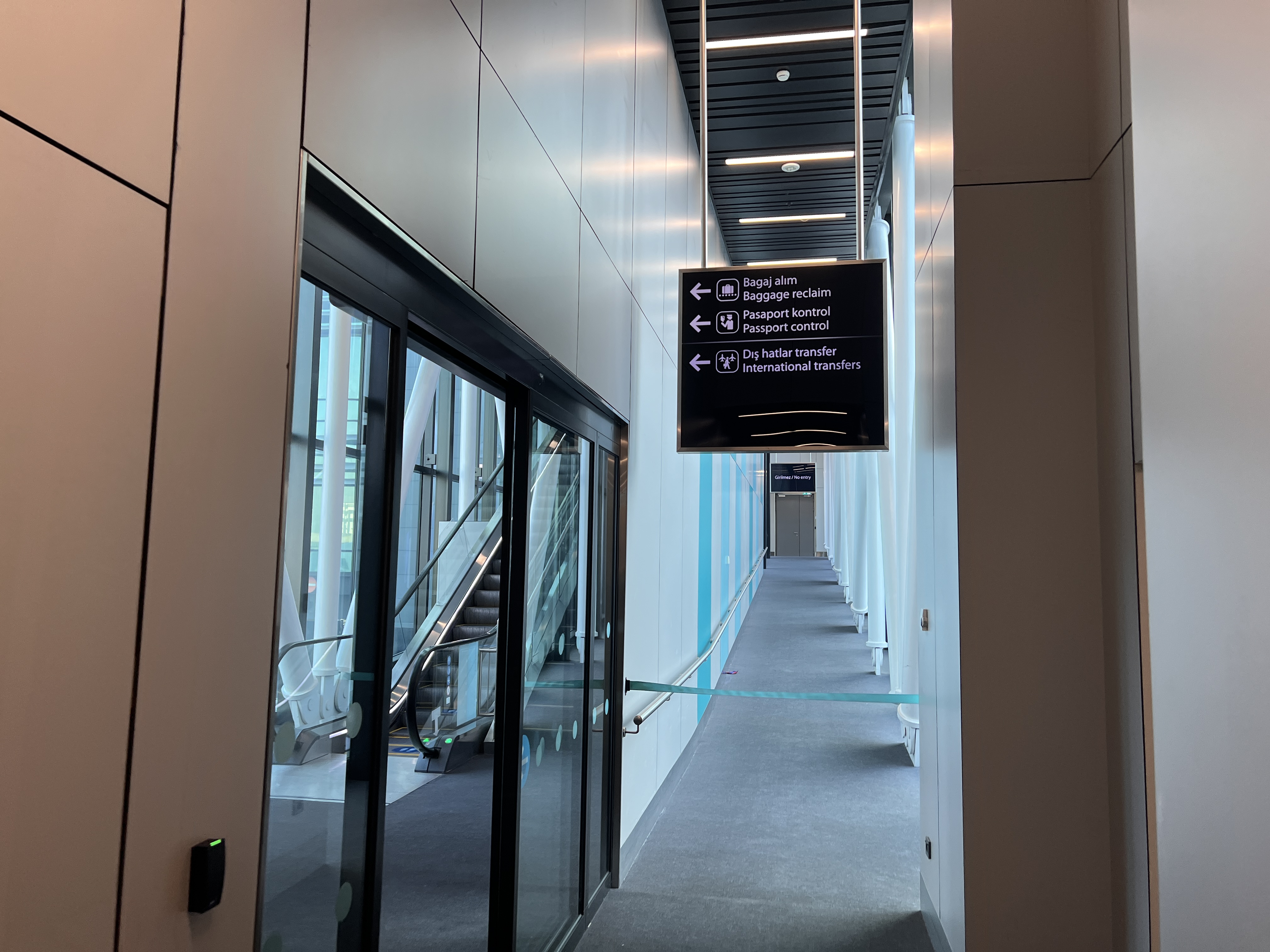 비행기에서 내리면 보이는 표지판