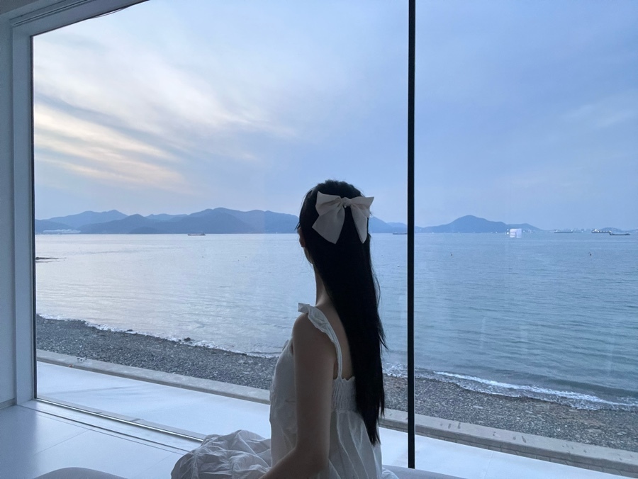 잠옷입은 뒷모습과 리본머리삔