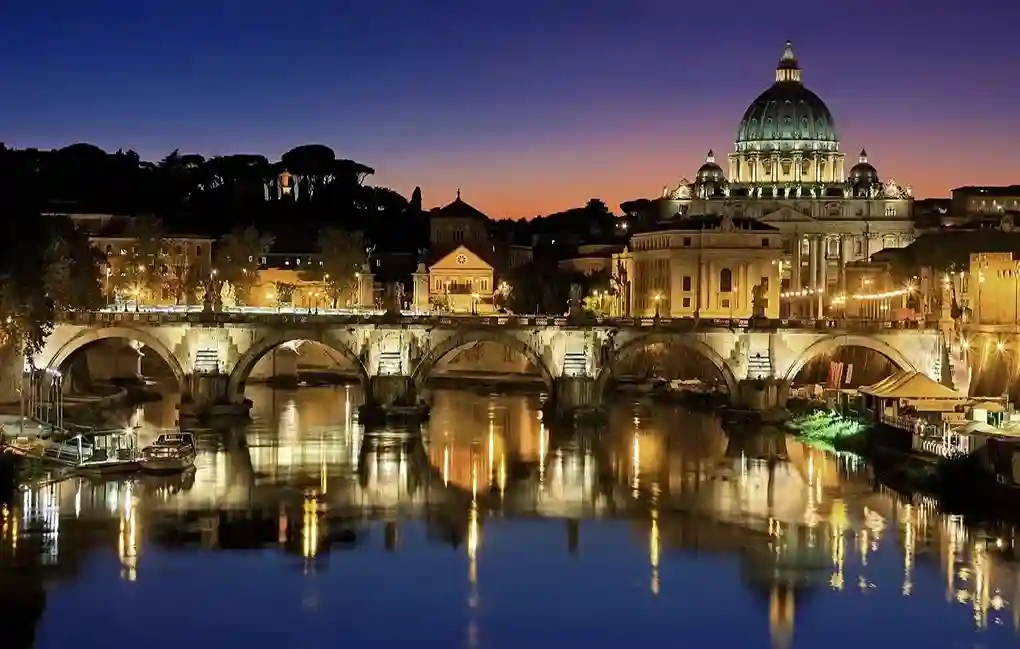 로마 산탄젤로 다리와 바티칸 성베드로 대성당의 야경 전경