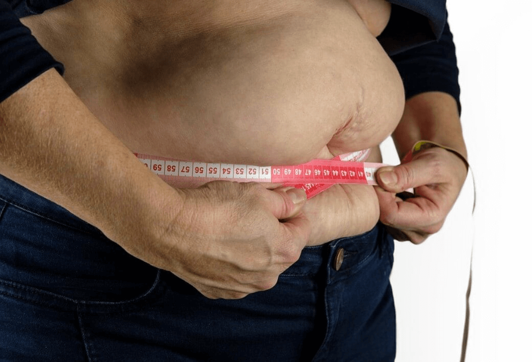 뱃살_측정하는_사람