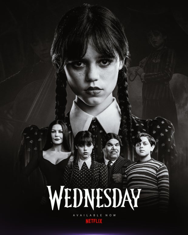 넷플릭스 시리즈 웬즈데이 시즌1 포스터｜주인공 웬즈데이 애덤스와 가족들이 함께 등장한 이미지