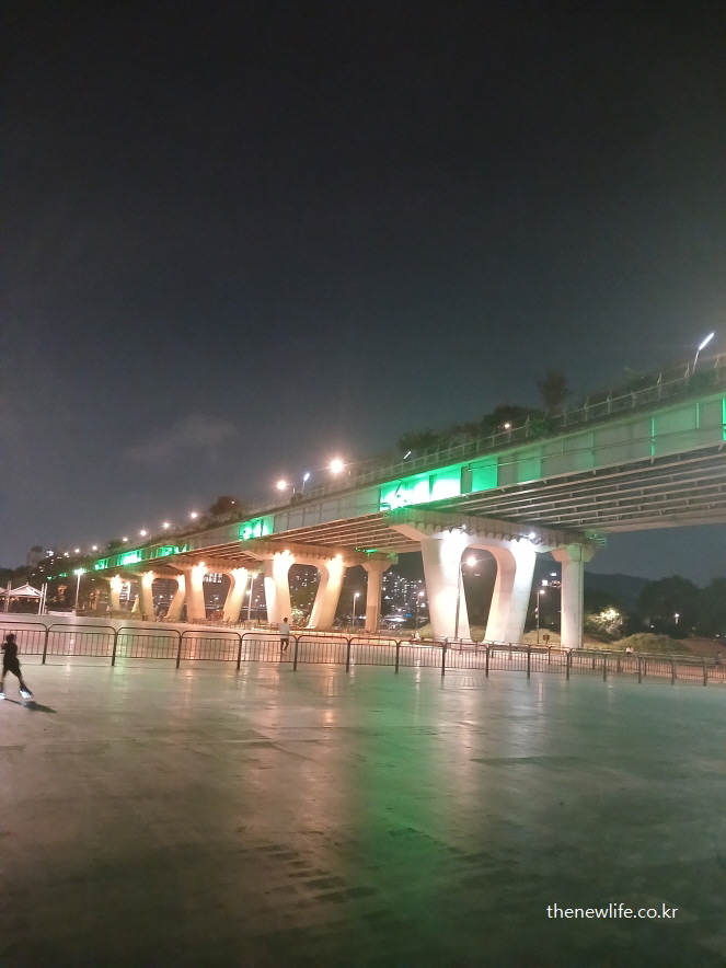 광진교 8번가 야경 – 한강 위를 밝히는 다리 전경