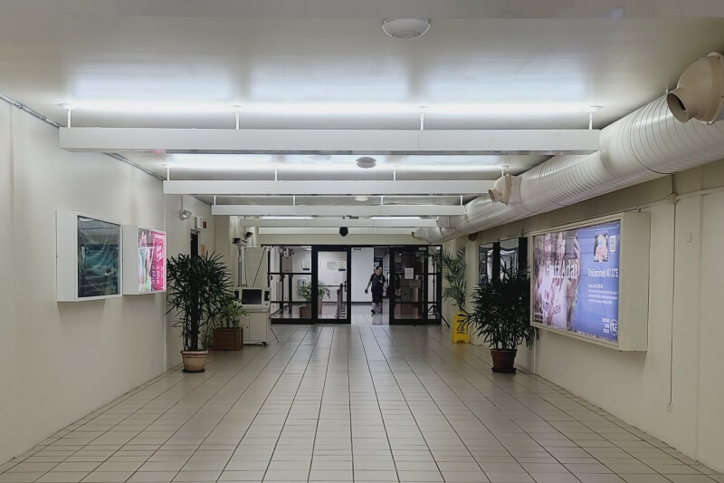 사이판 입국 심사를 마치고 나오는 문