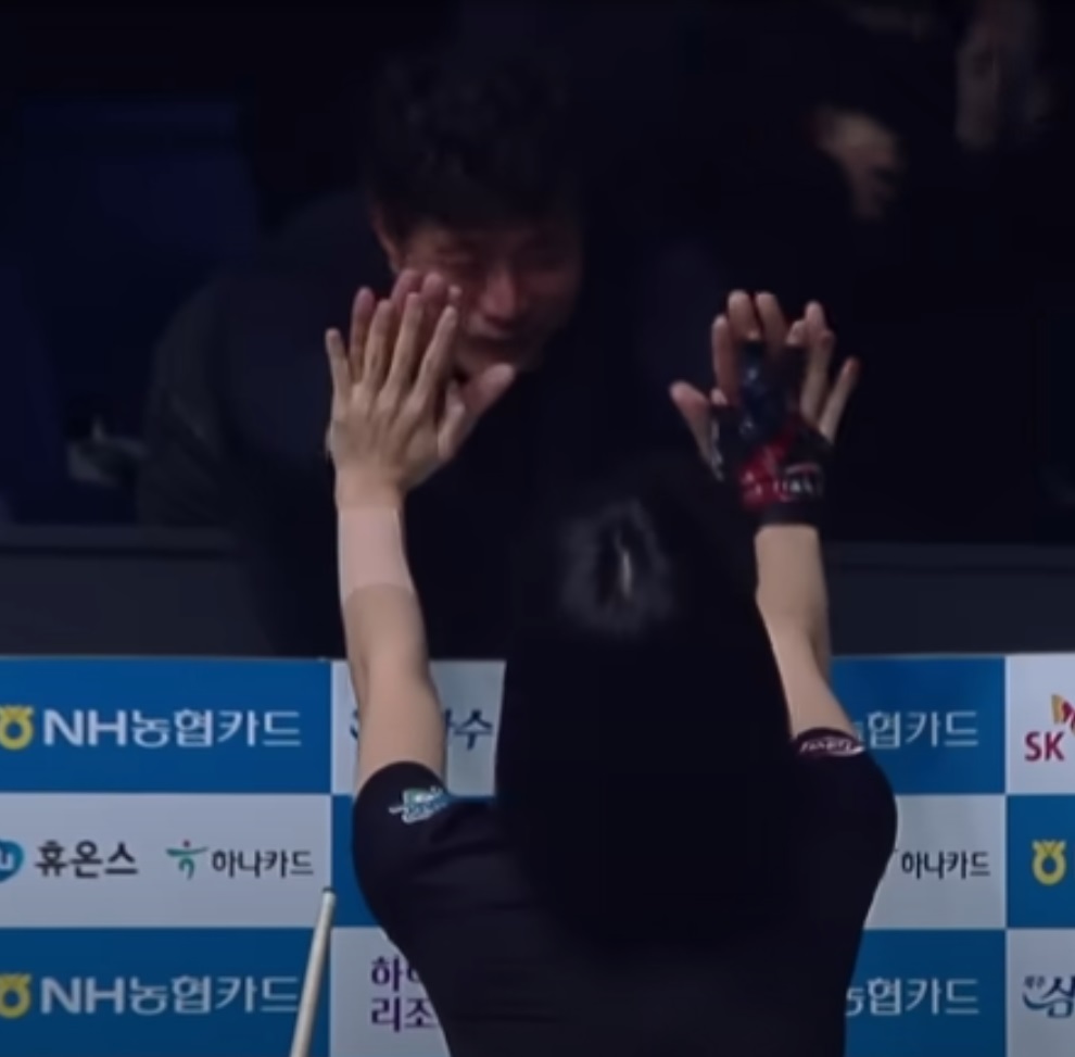 준결승전 승리후 아버지와 하이파이브를 하고 있는 최혜미 선수