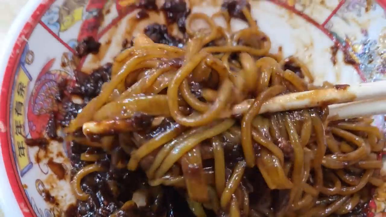 군만두 9,000원이에요. 짜장면이랑 같이 먹어도 잘 어울린대요.