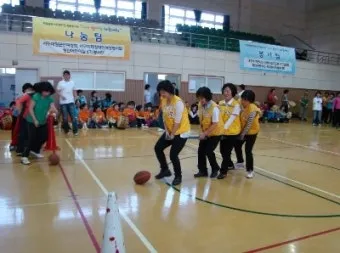 협동 레크레이션 게임 추천 1분 안에 팀워크 폭발 Minute to Win It 스타일_7