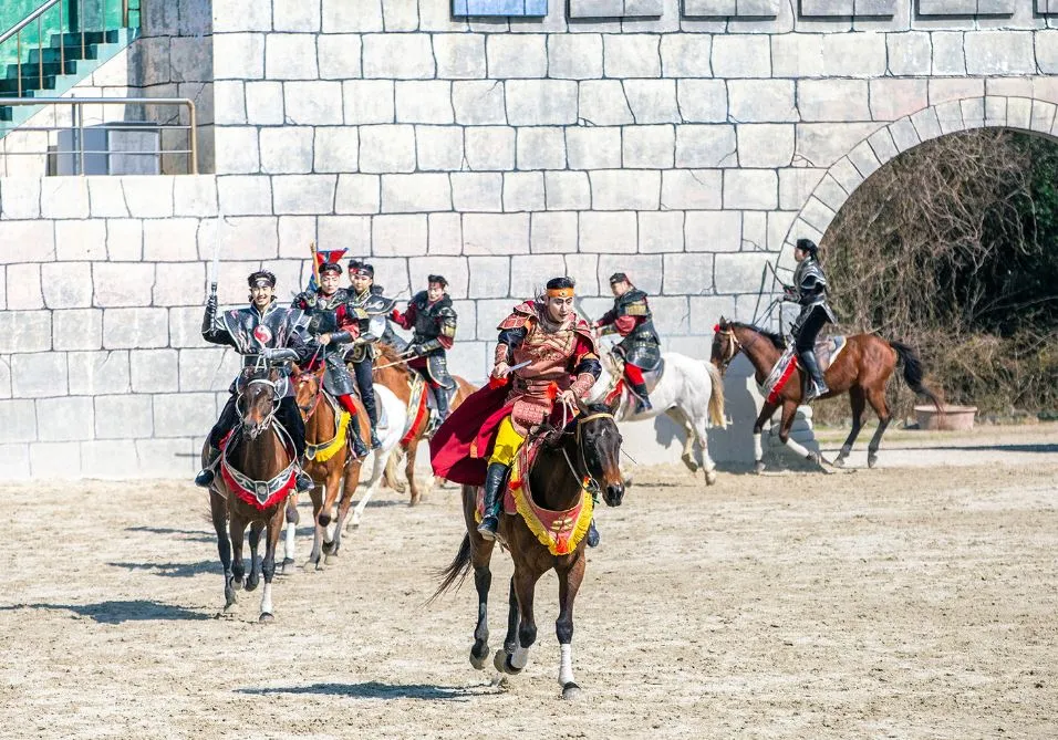 제주도-서쪽-놀거리-가족여행-추천-라온더마파크-기마공연-달리는-말을-타는-사람들
