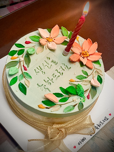 플라워 떡케이크 – 꽃 장식과 전통 떡이 조화를 이루는 감동적인 부모님 생일 선물용 수제 떡 케이크