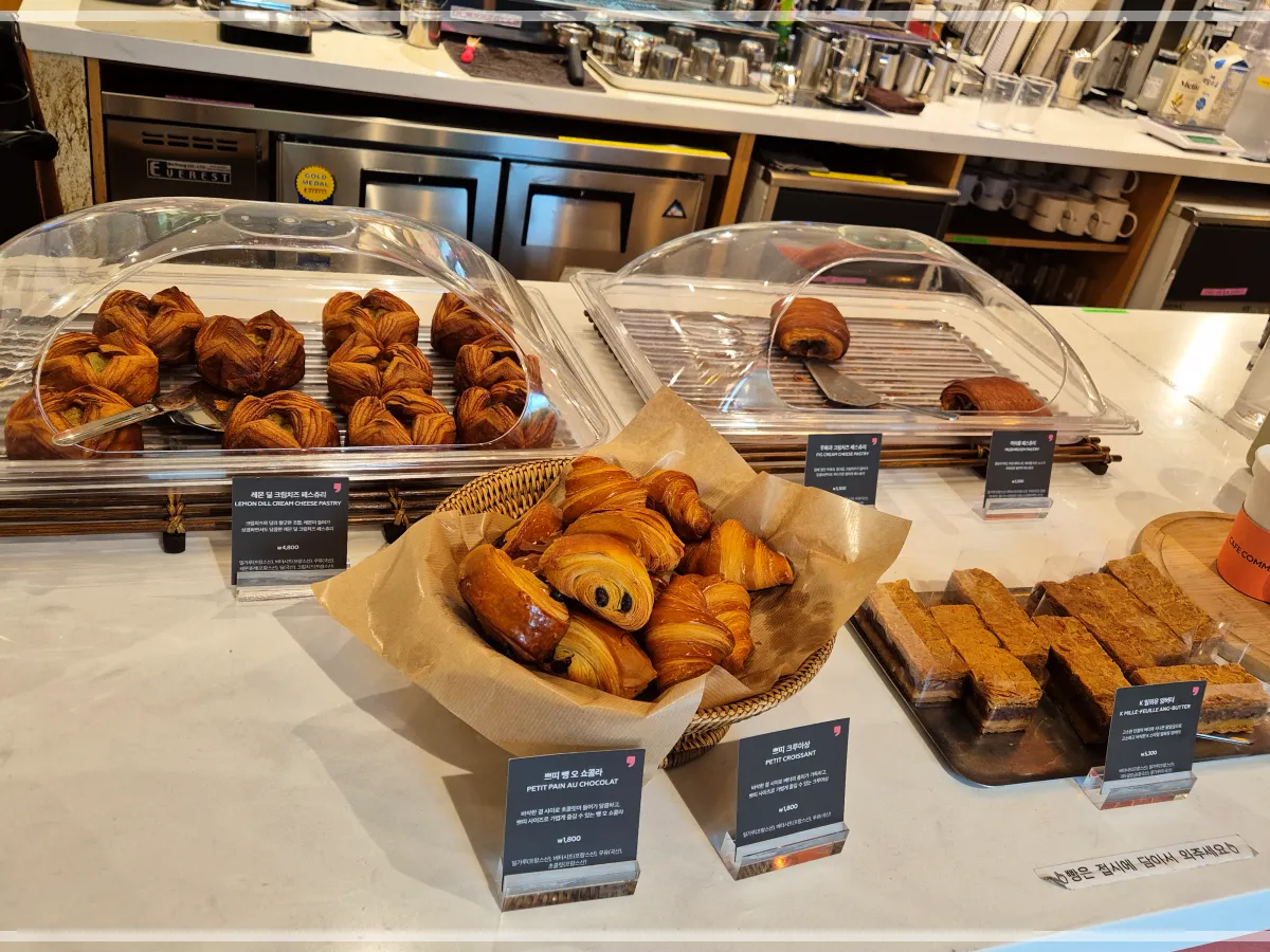 여의도 북카페 꼼마 얀쿠브레 베이커리