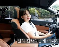 20대 여성 운전자, 주차 성공후 환하게 웃는 모습