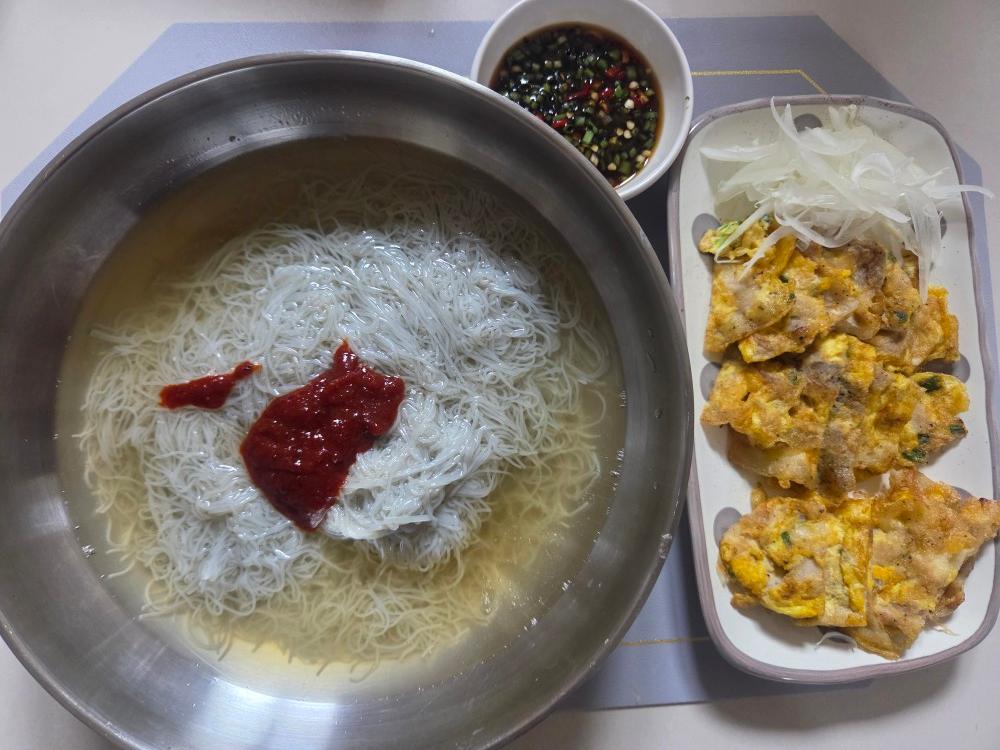 노릇하게 구운 대패삼겹살 전과 청양고추를 넣어 새콤달콤하게 만든 비법 장아찌 간장 소스