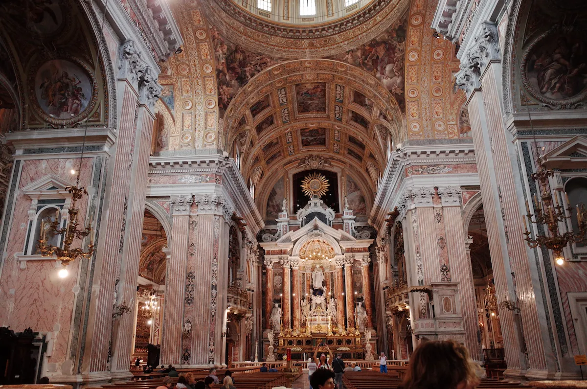 화려한 천장 벽화와 대리석 기둥이 인상적인 나폴리의 웅장한 성당 내부 전경