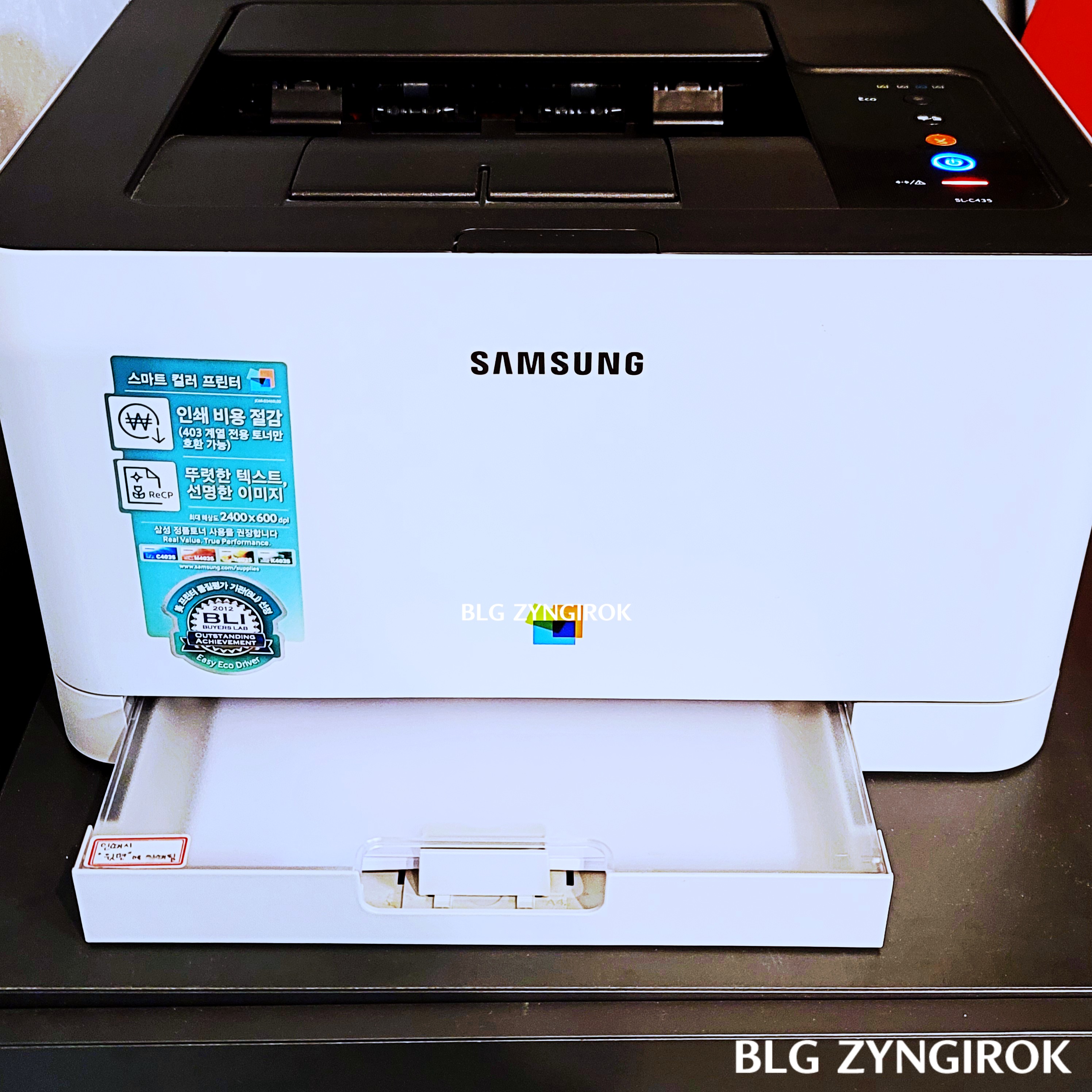 삼성 레이저 프린터가 놓여있다.