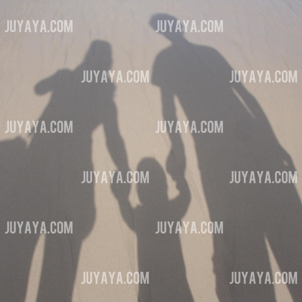 이미지 6: &quot;모래 위에서 서로 손을 잡은 부모와 아이의 그림자 실루엣&quot;