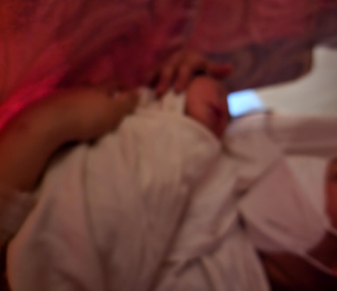 갓 태어난 아기를 안고 있는 보건교사유디