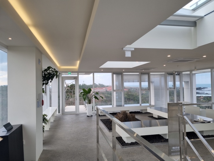 델몬도-카페-2층-심플-모던-스타일