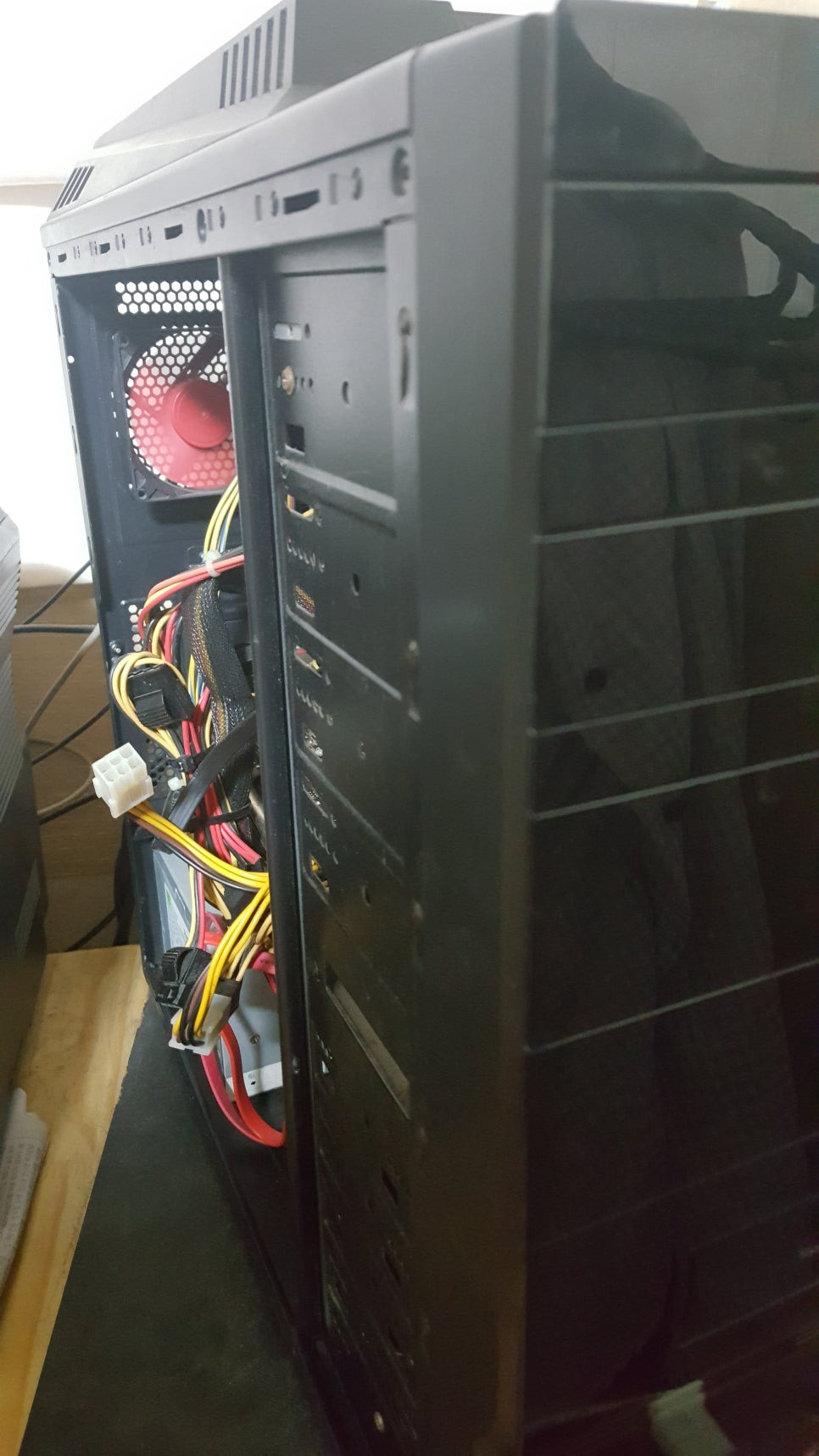 케이블 간섭으로 케이스 측면이 닫히지 않는 상태 사진(2)