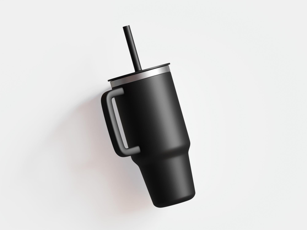 검정색 스탠리 텀블러가 흰색 배경에 놓여 있는 모습