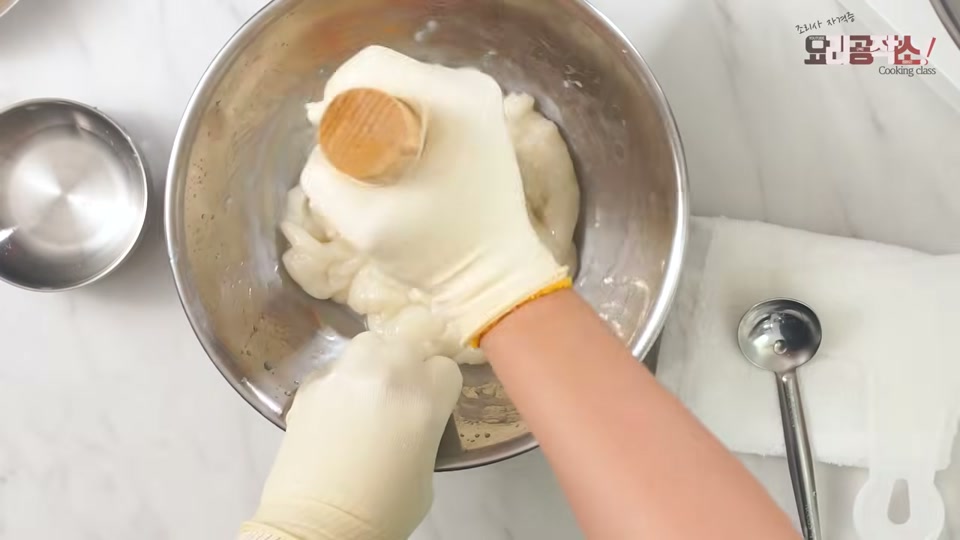 밀대로 찹쌀떡을 치대는 장면