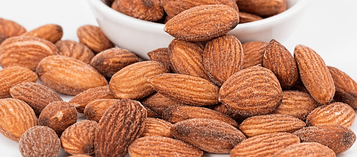 아몬드가 사기 그릇에 담겨 있다